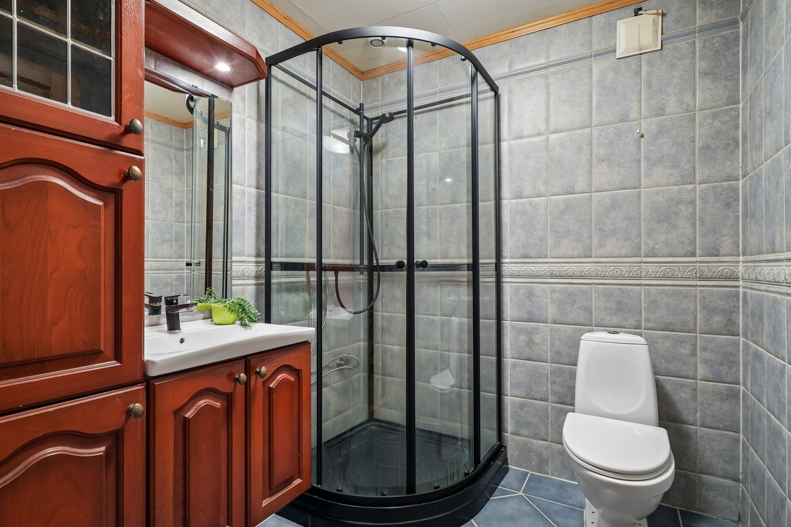 Badet i kjelleren har fliset gulv og vegger. Det er elektriske varmekabler i gulvet. Galleribilde