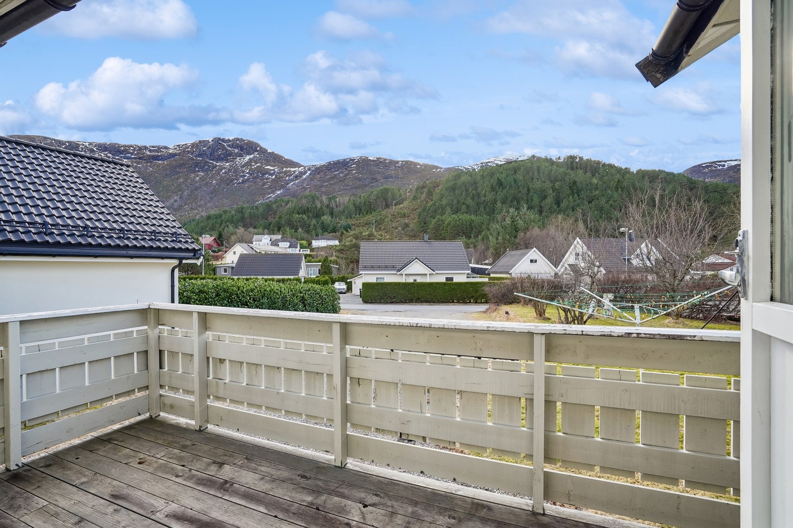 Fra soverommet er det utgang til en terrasse med et areal på ca. 7 kvm. Fin utsikt mot fjell og natur. Galleribilde