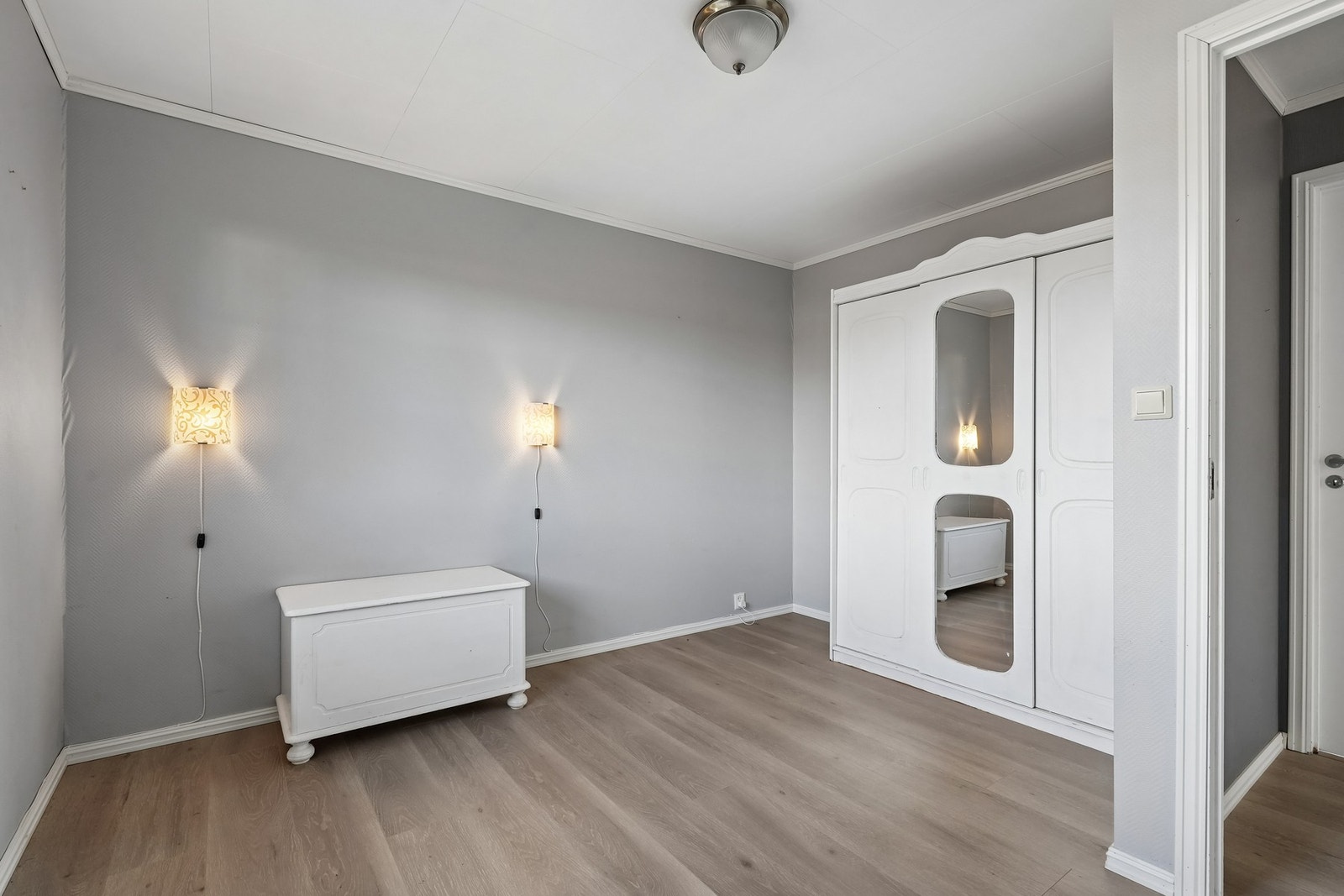 Det er montert garderobeskap med skyvedører for god oppbevaring. Galleribilde