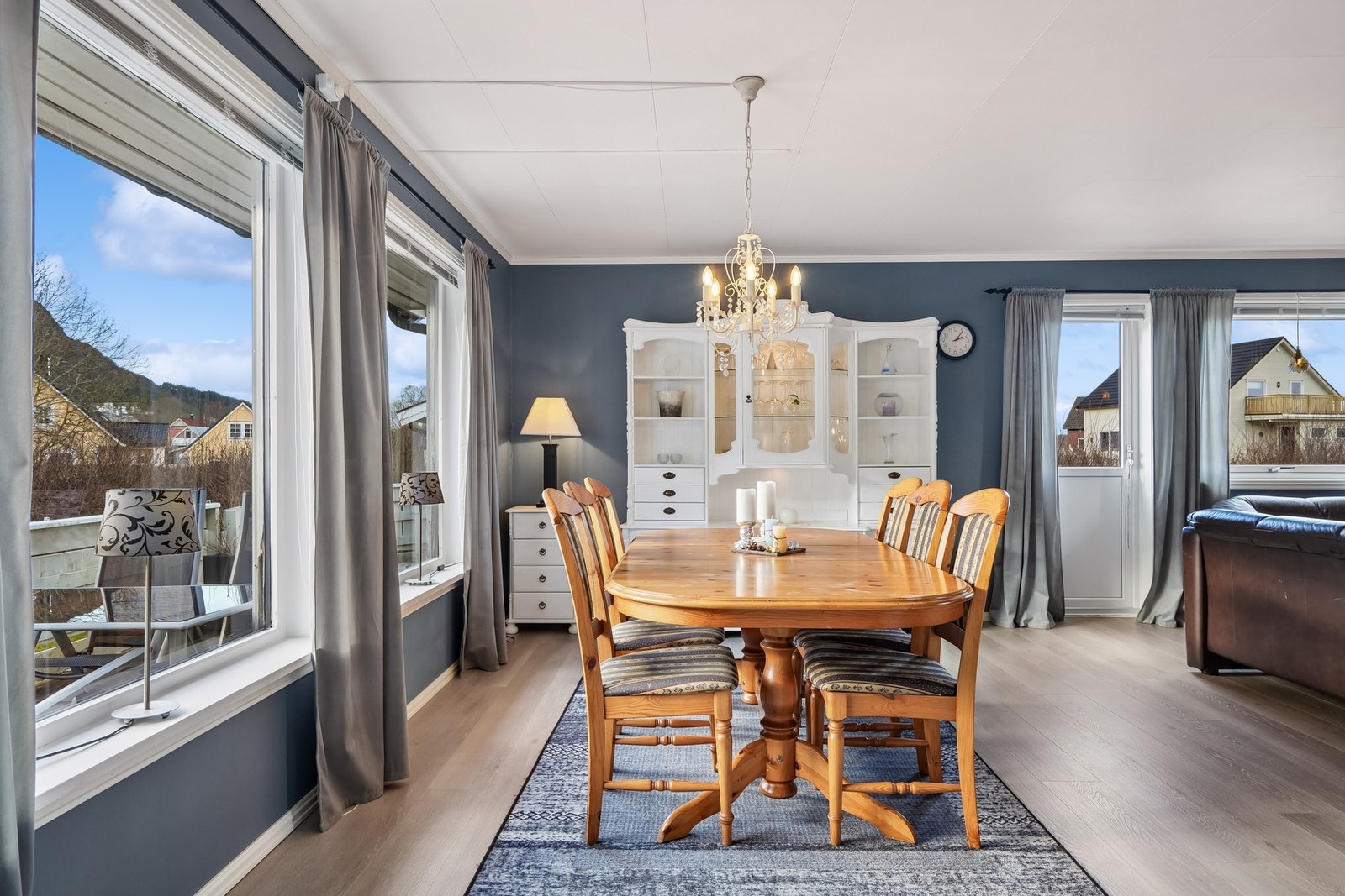 Fin og naturlig plassering for spisegruppe. Det kommer godt med naturlig lys inn fra vindusflater mot sør og vest. Galleribilde