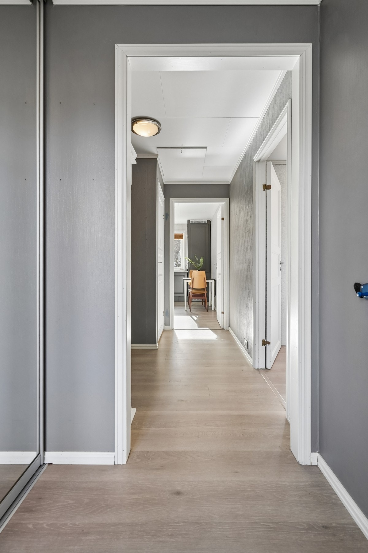Det er laminat på gulvet, og på veggene er det malte flater. Galleribilde