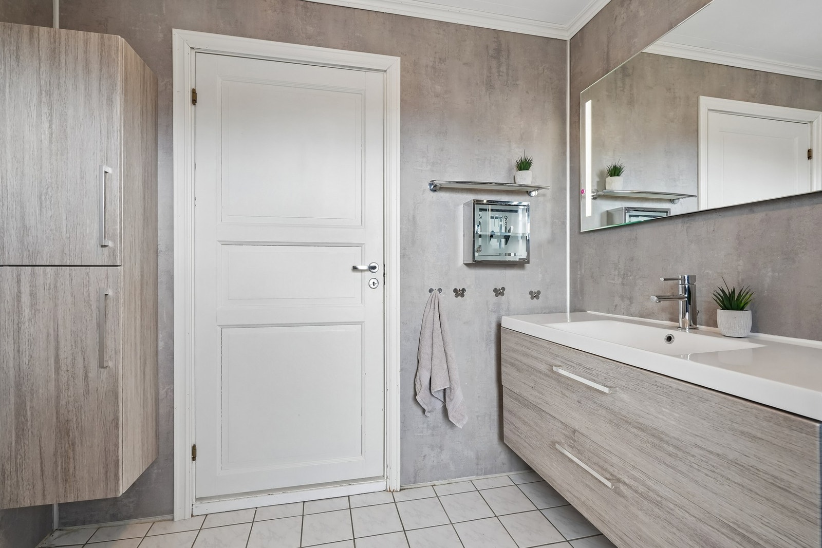 Badet er utstyrt med toalett og dusjkabinett. Galleribilde