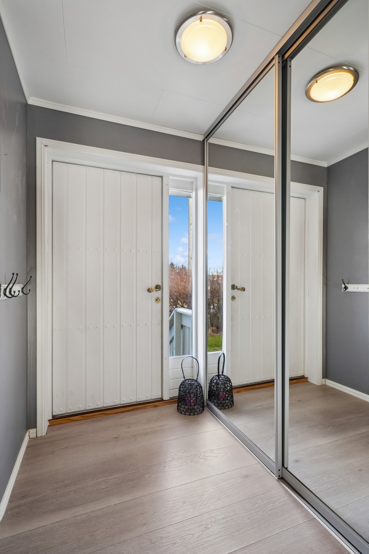 Entré med skyvedørsgarderobe med speildører for god oppbevaring. Galleribilde