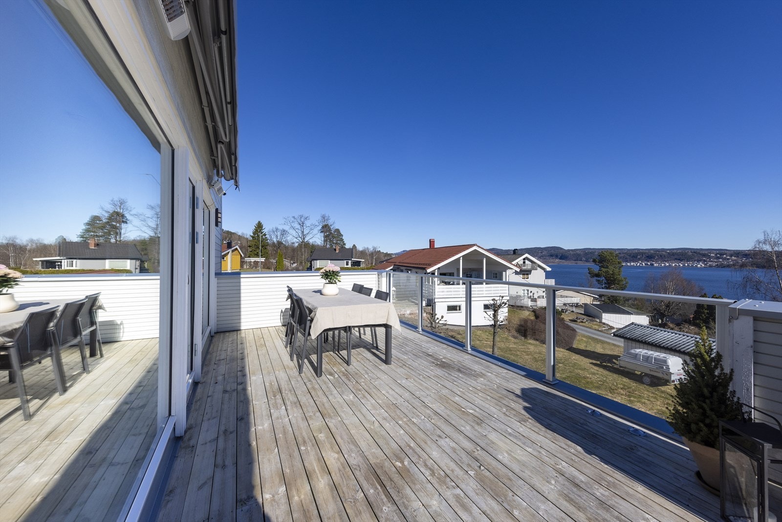 Fra stuen er det videre utgang til en stor terrasse med markiser og varmelamper. Galleribilde