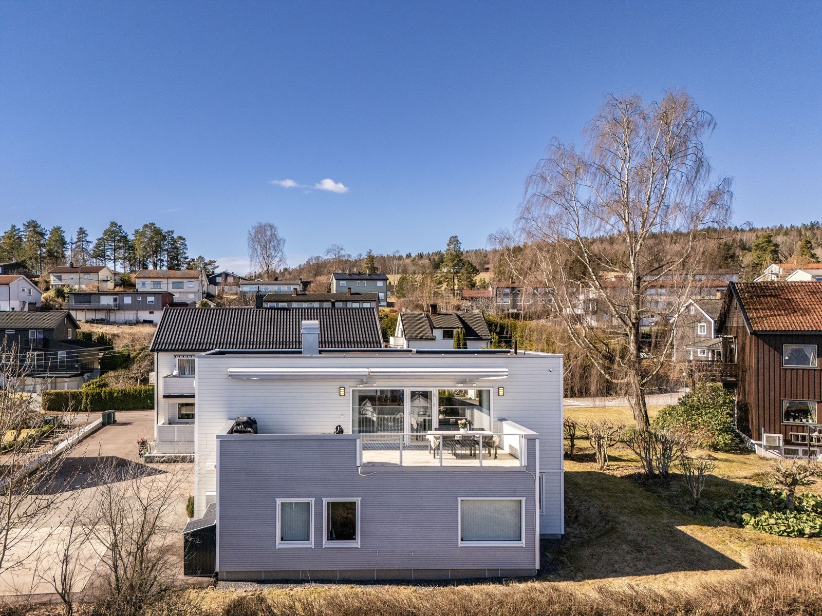 På terrassen er det rikelig med plass for utemøblement, solsenger og annet en måtte ønske. Galleribilde