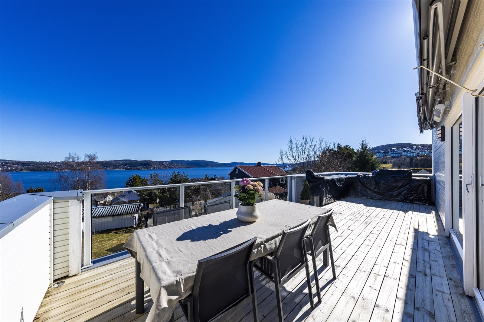 Romslig terrasse med gode solforhold og flott utsikt over innseglingen av Drammen Galleribilde