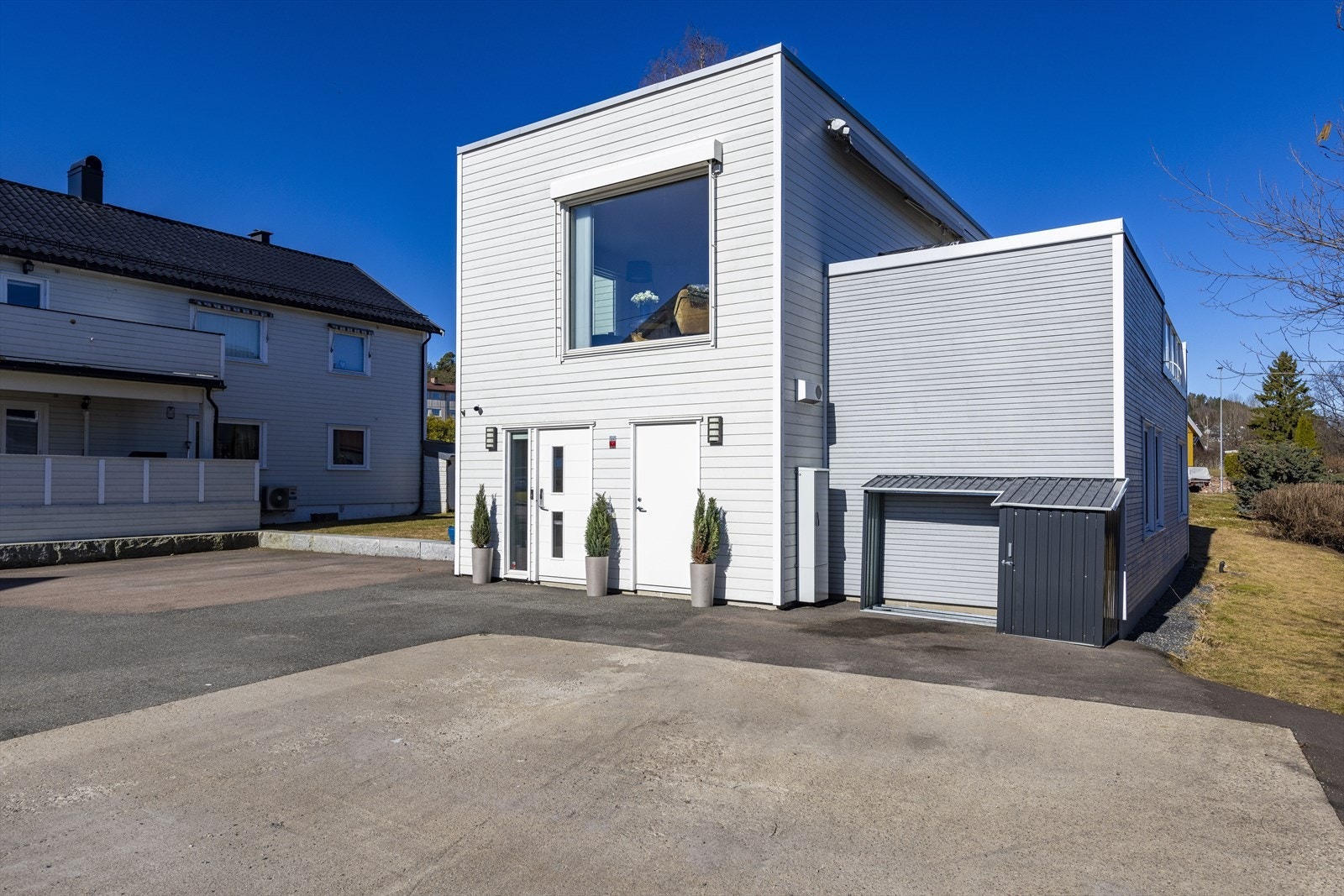 Romslig gårdsplass Galleribilde