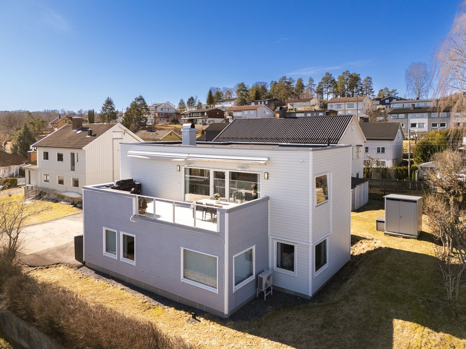 Velkommen til Langeløkka 11B - presentert av DNB Eiendom v/Egil Svennevig Hovde. Lekker og svært gjennomført familiebolig fra 2018 | Fantastisk utsikt og gode solforhold Galleribilde