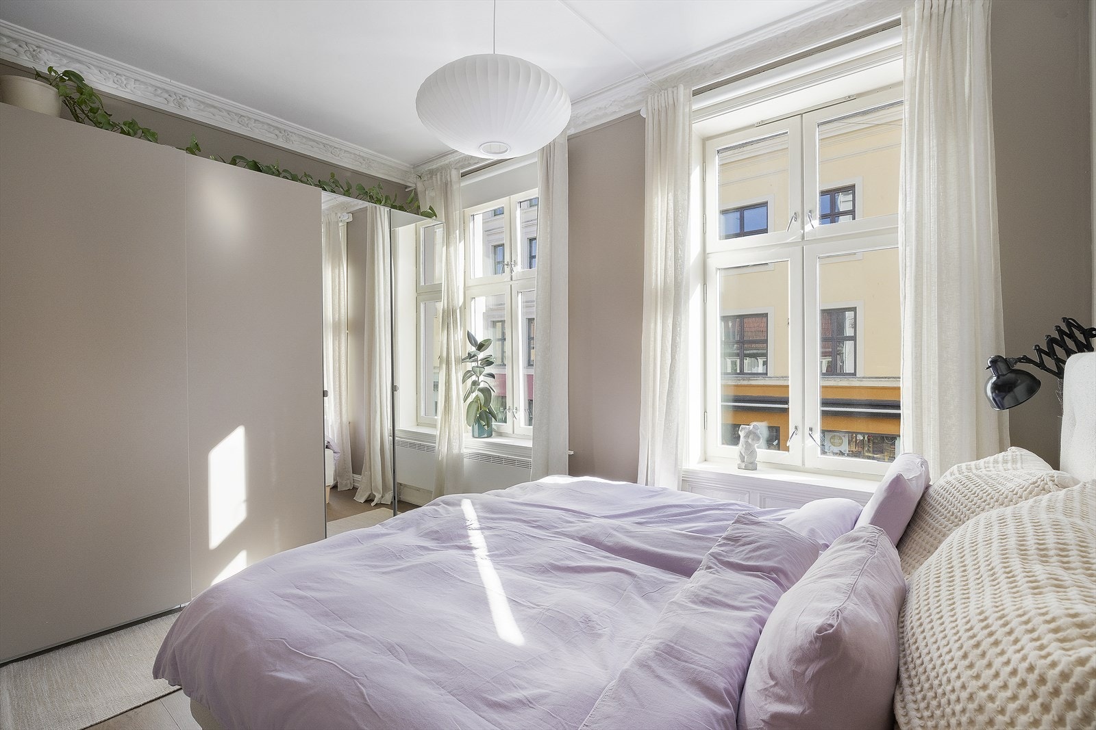 Romslig hoverdsoverom med god plass til dobbeltseng og garderobeløsning Galleribilde