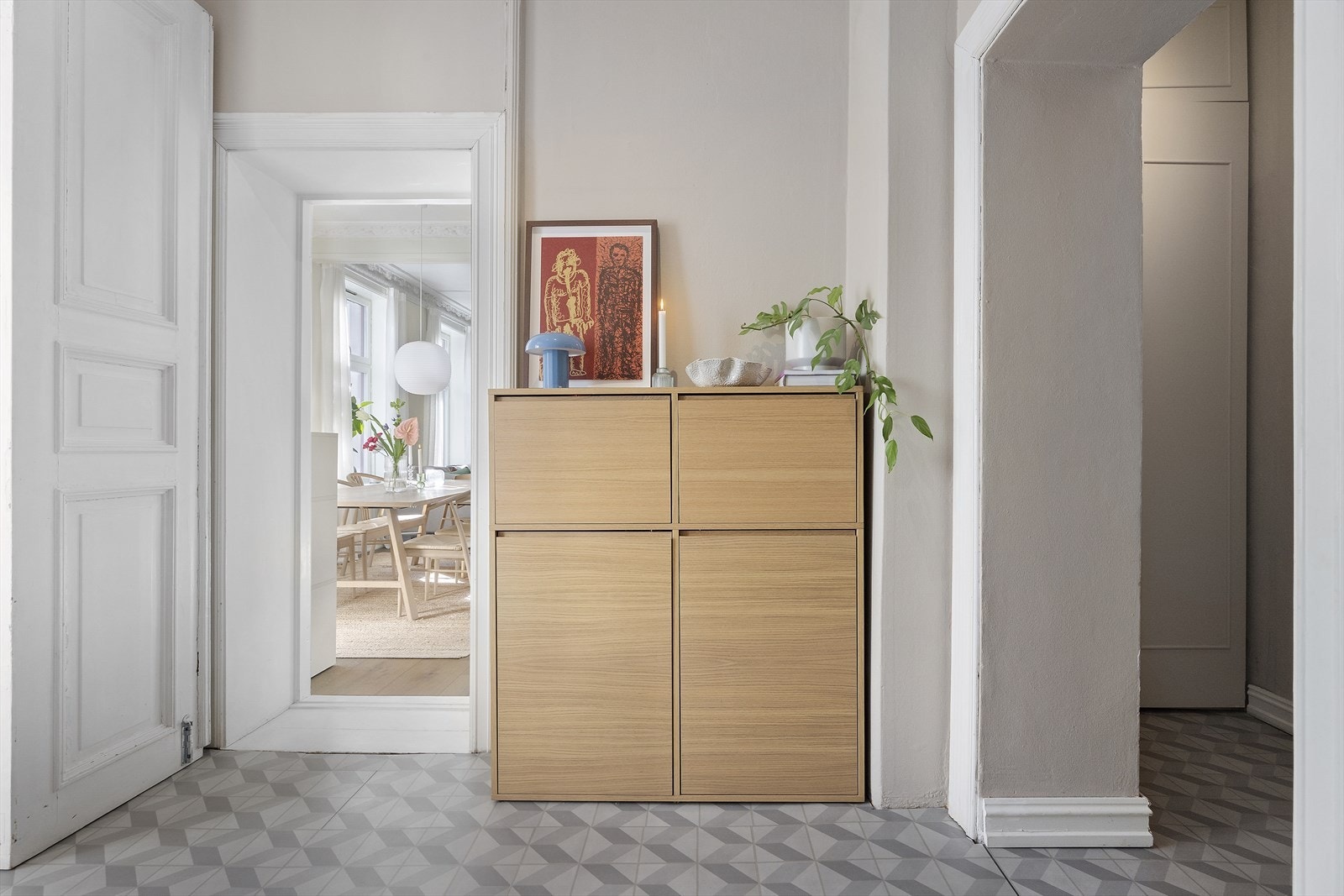 Fra stue/kjøkken tas du med videre til en herskapelige entré Galleribilde