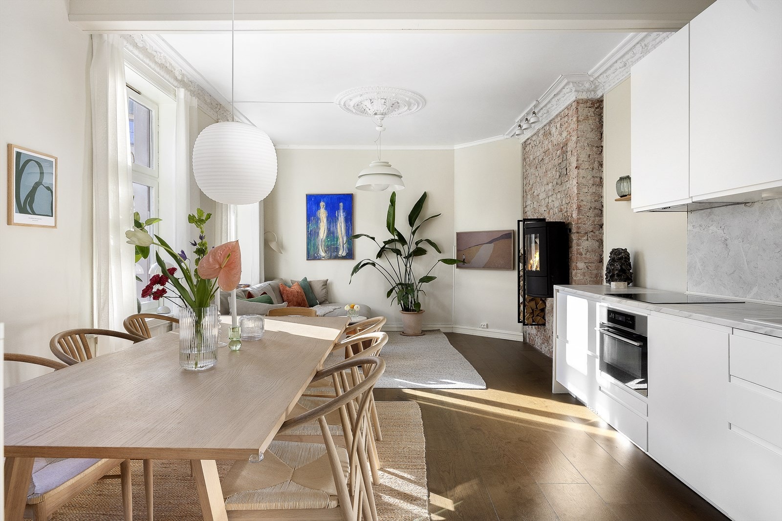 Det er satt av naturlig plass til spisebord mellom kjøkken og stue. Dette gjør hverdagen virkelig enkel og koselig Galleribilde