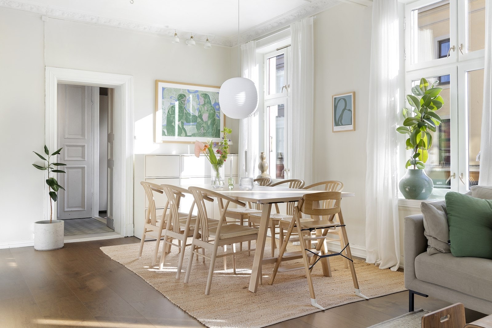 God plass til både hverdagsmåltider og gjester Galleribilde