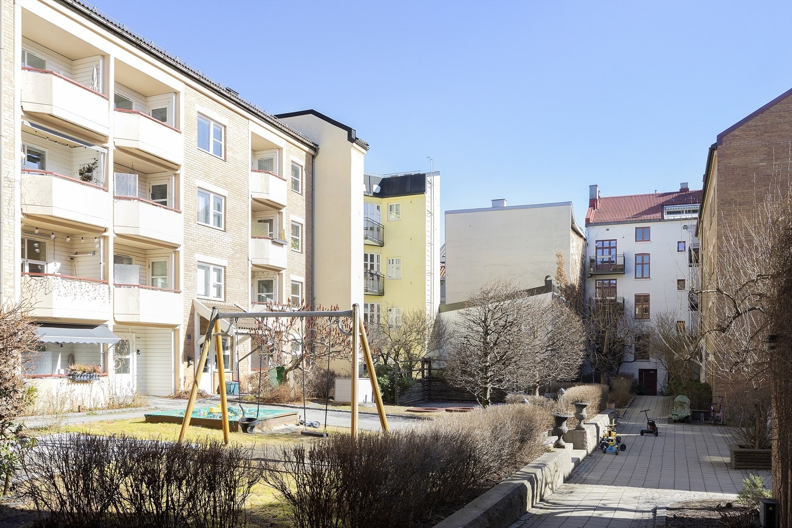 Prisbelønnet bakgård som er hyggelig bakgård for både store og små. Naboene beskriver gårdsrommet som en egen oase midt i hjertet av Grünerløkka Galleribilde