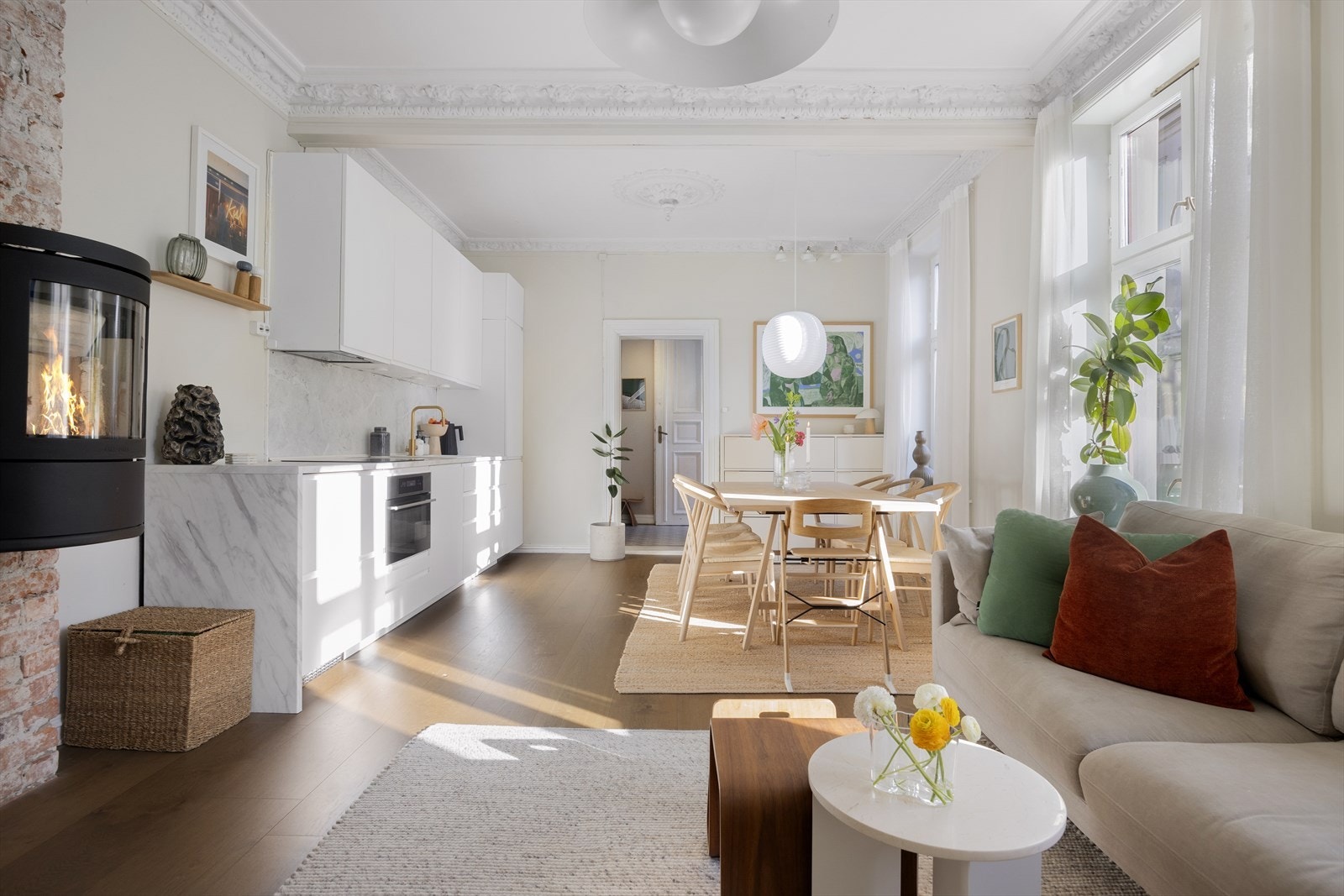 Åpen planløsning mellom stue, kjøkken og spiseplass gir en sosial romfølelse Galleribilde