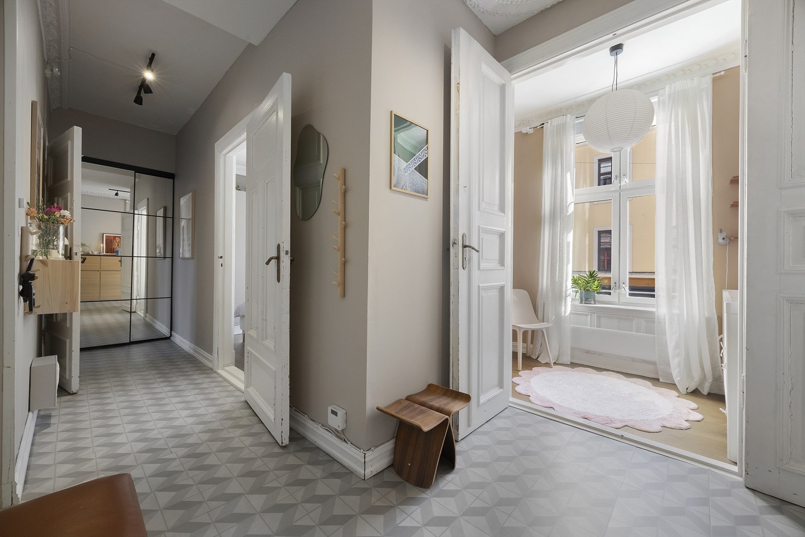 Entré/gang med adkomst videre til boligens øvrige soverom. Legg merke til de fine og lekre dobbeltdørerene Galleribilde