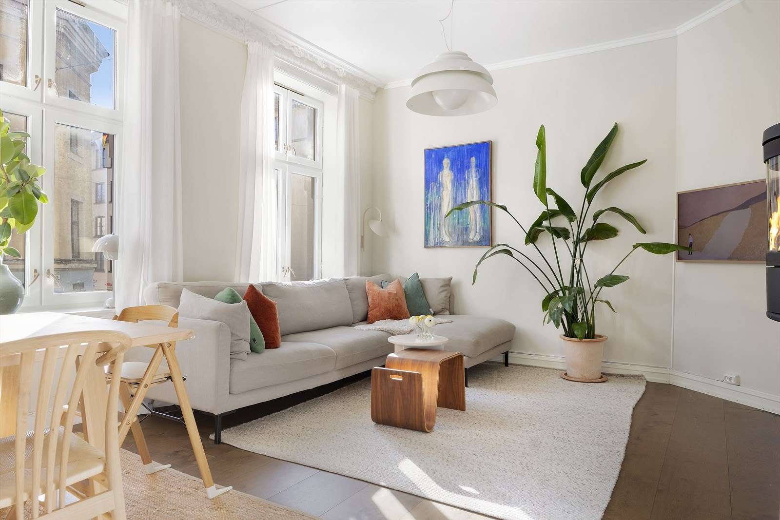 Oppholdsrommet har store vindusflater og får godt med morgenlys store deler av året Galleribilde