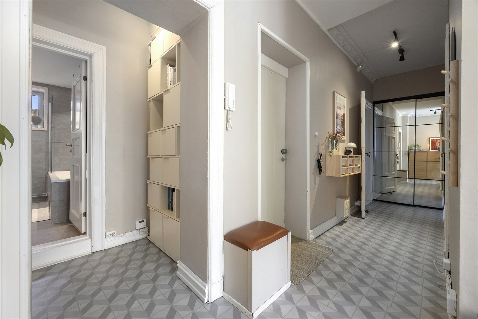 Fra gangen fordeles adkomst til flere av rommene, noe som gir en praktisk intern planløsning - og særdeles gode plassbygde oppbevaringsmuligheter Galleribilde