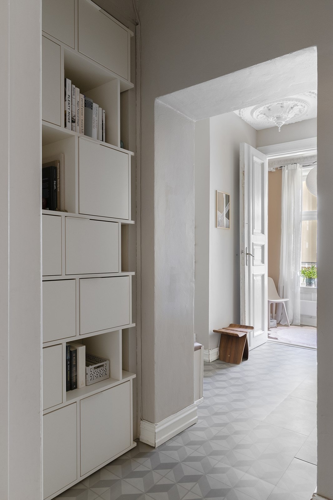 Boligen har flere soner med høye døråpninger og fleksible og smarte møbleringsmuligheter Galleribilde