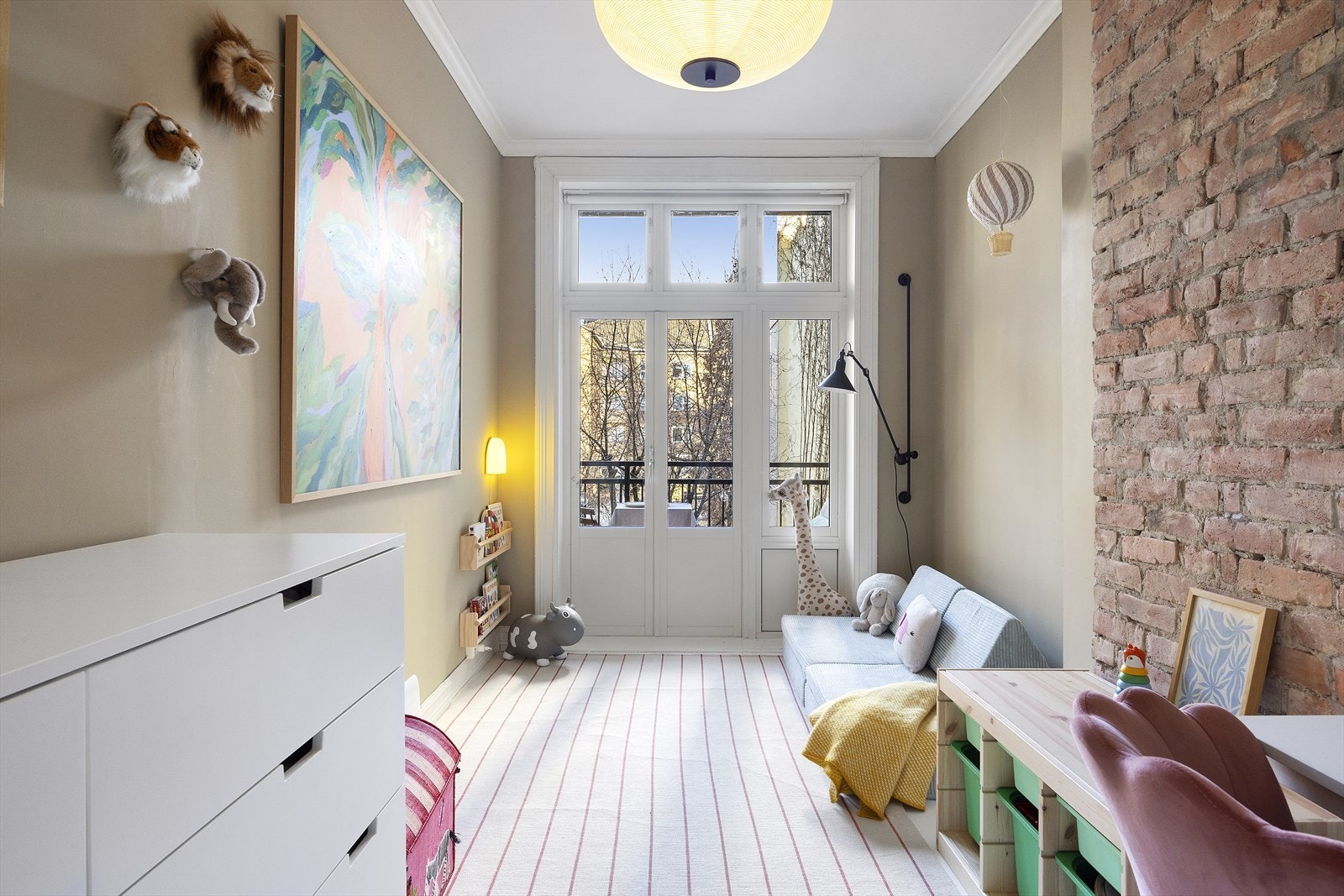 Fra soverommet er det utgang til koselig vestvendt balkong, med utsyn mot frodig bakgård Galleribilde