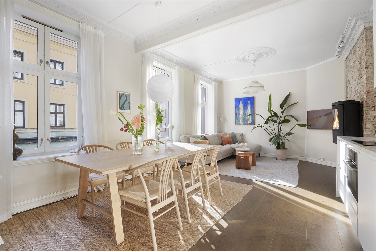 En unik mulighet! Herlig 4-roms i prisbelønnet bakgård! Sjarmerende fasade, klassiske detaljer med tilbaketrukken beliggenhet og frodig utsyn. Foto: Junaid/Diakrit Galleribilde