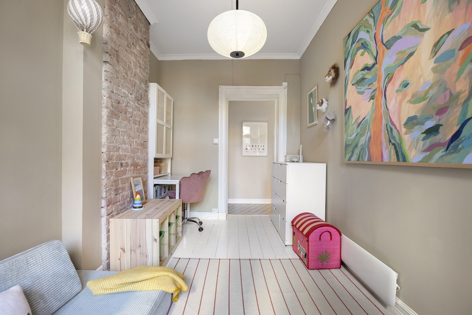 Soverom 3 byr på teglvegg og god takhøyde som gir rommet et særpreget og klassisk uttrykk. Kan benyttes som egen tv-stue, hjemmekontor, lekerom eller gjesterom Galleribilde