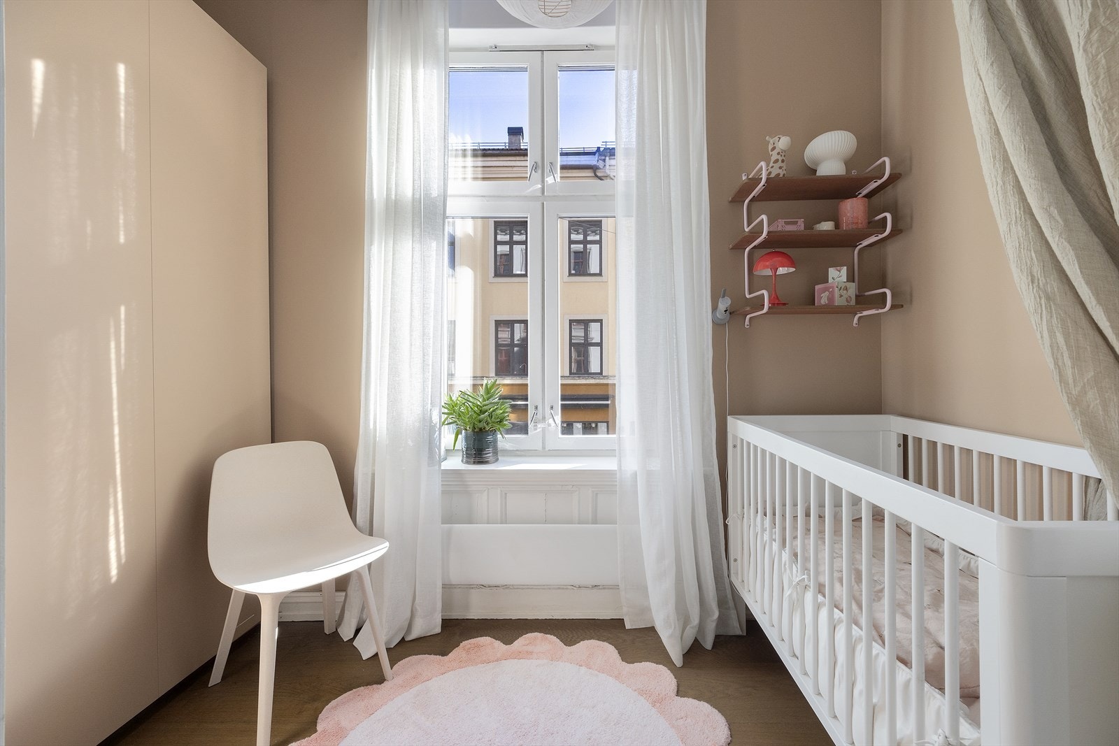 Et av boligens tre soverom. Tidligere benyttet som hjemmekontor. Rikelig og godt med oppbevaringsplass som sett på bildet. Men også smarte løsninger "gjemt inne i hjørnet". Galleribilde