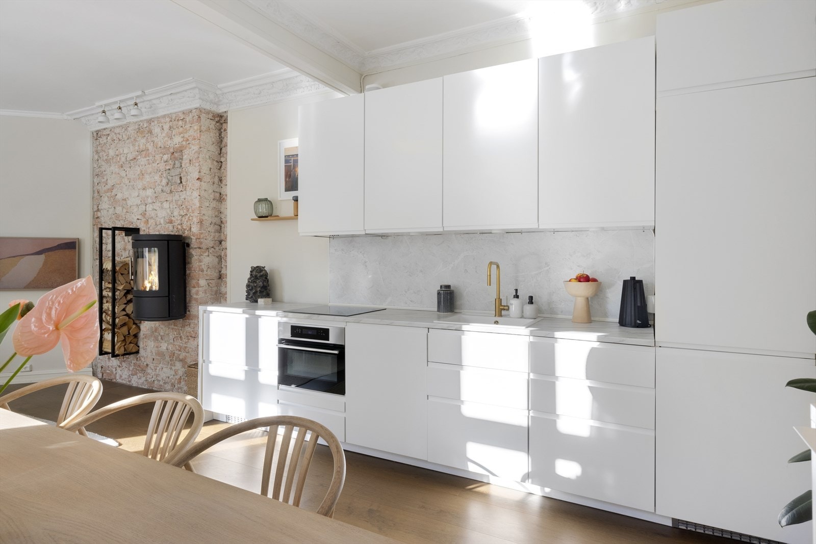 Nytt delikat kjøkken fra 2021 med glatte fronter, laminat benkeplate og integrerte hvitevarer Galleribilde