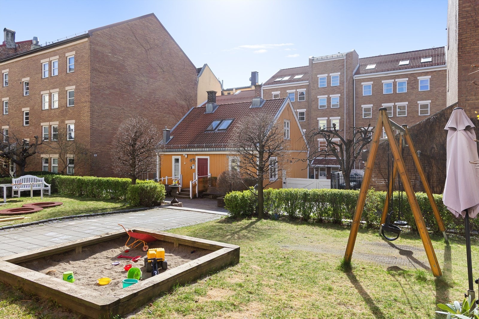 Grendehuset - kan leies for selskap og arrangementer. I sommerhalvåret så er det også vakre kirsebær og epletrær i bakgården Galleribilde