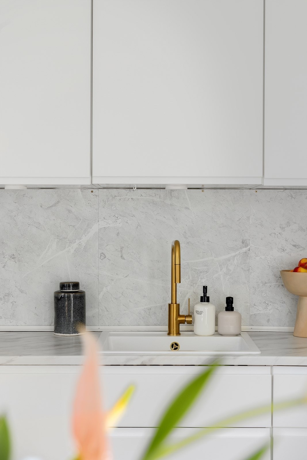 Fine detaljer med moderne standard. Det er opplyst om vannstoppsystem på kjøkkenet, samt ny koketopp fra 2025 og ny oppvaskmaskin fra 2026 Galleribilde