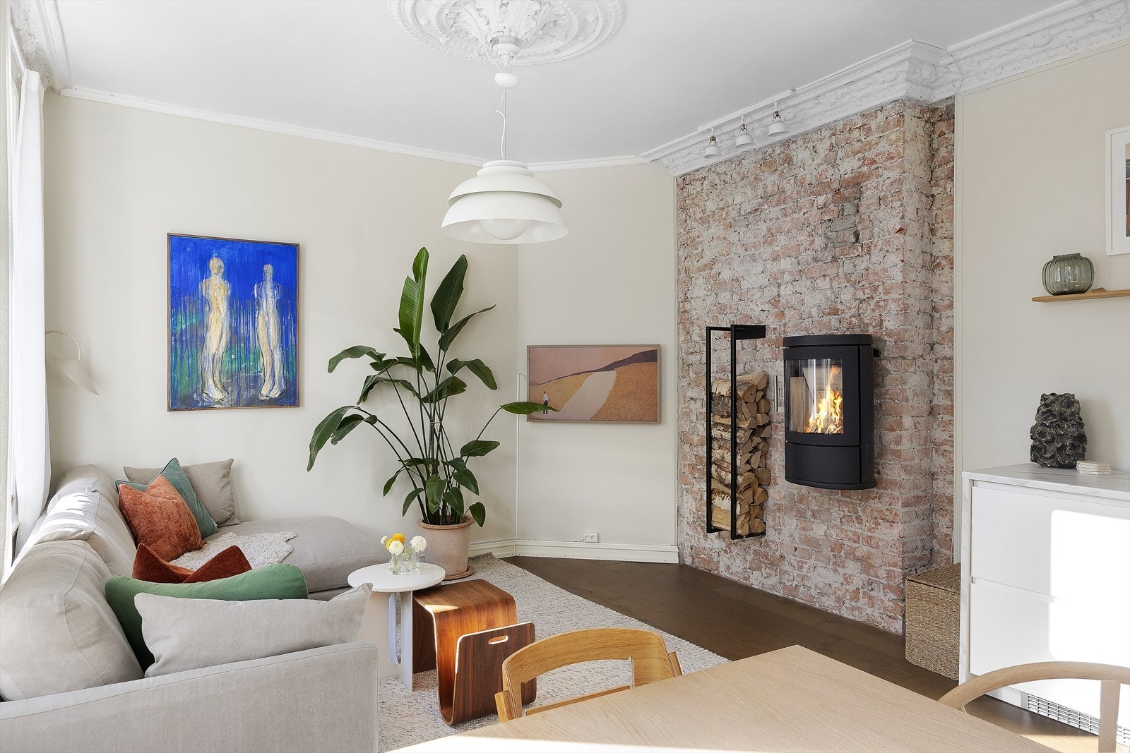 Et skikkelig koselig samlingspunkt i stuehjørnet. Takhøyde målt til 2,90m. Her vil du virkelig glede deg til å invitere over gjester! Galleribilde