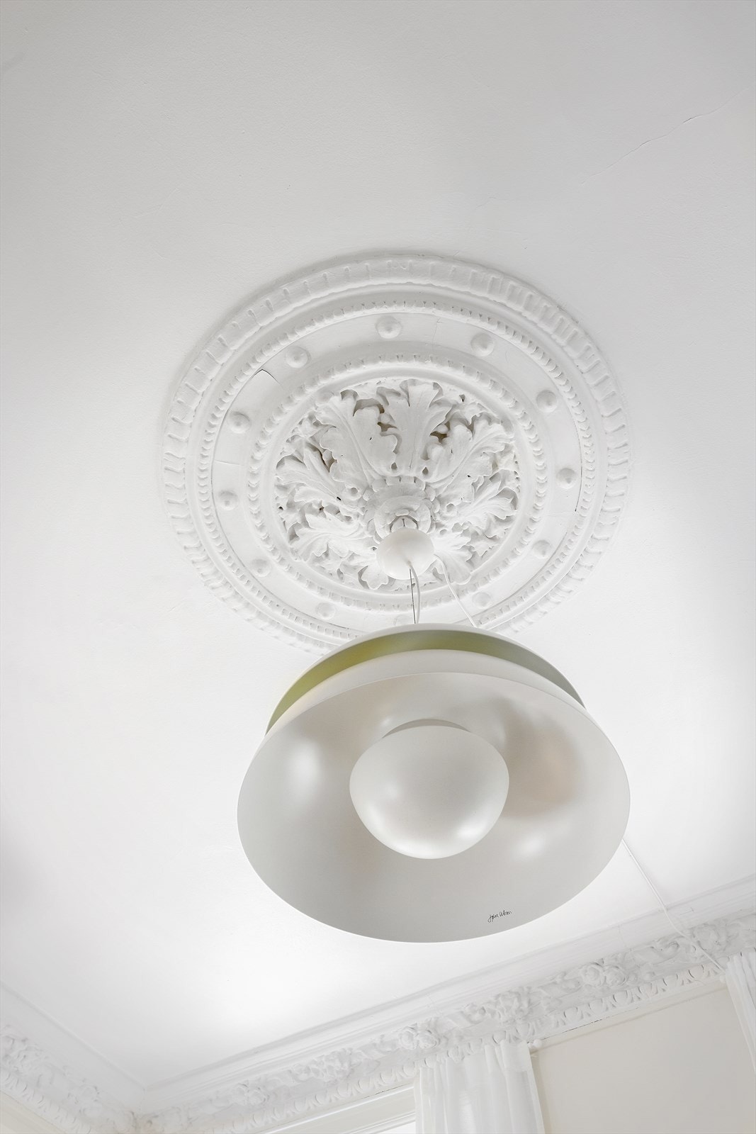 Rosett i himlingen fremhever boligens klassiske preg. 1 av totalt 4 rosetter i leiligheten! Galleribilde