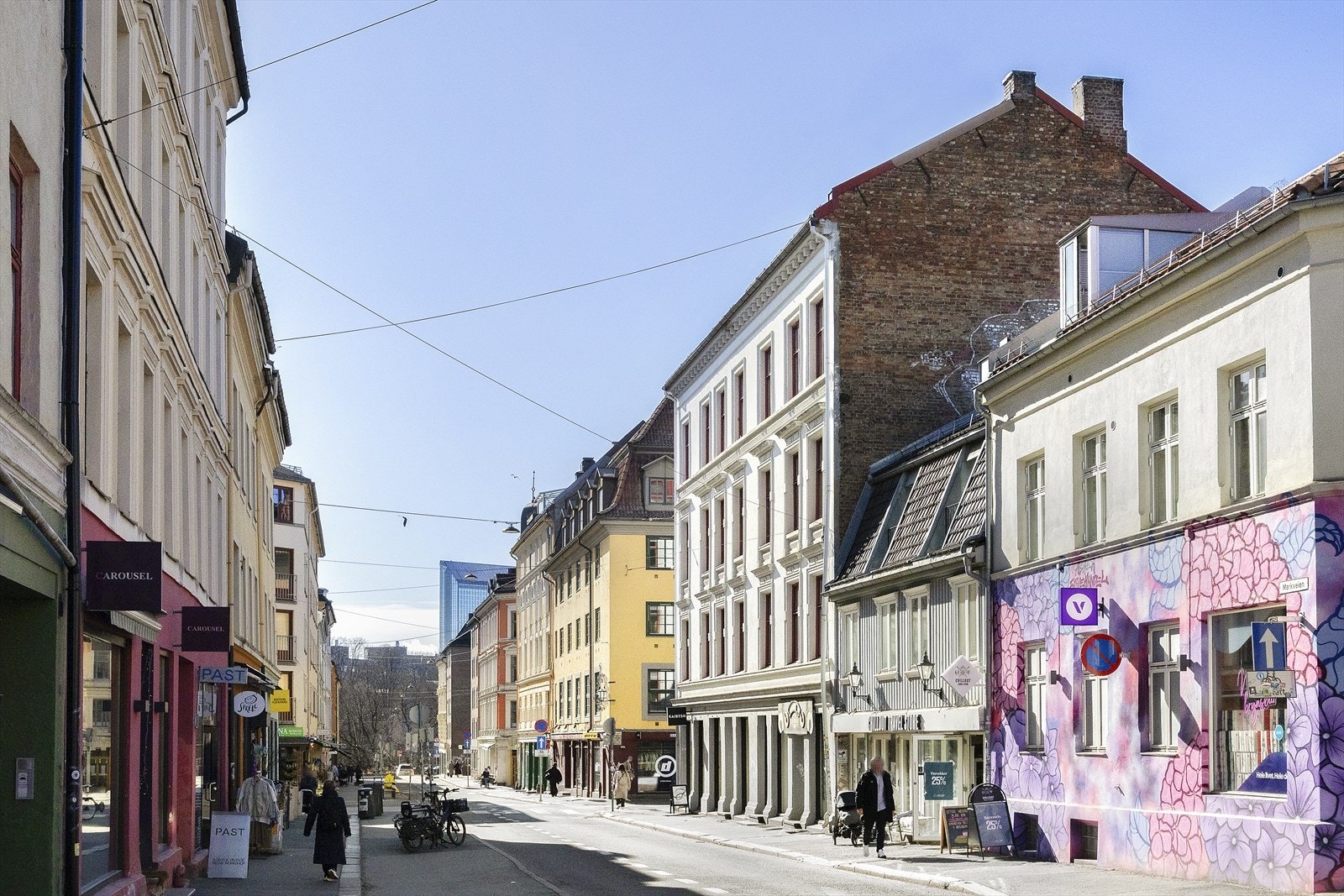 Eiendommen ligger i et urbant gatebilde med kort vei til butikker, serveringssteder og kollektivtransport Galleribilde