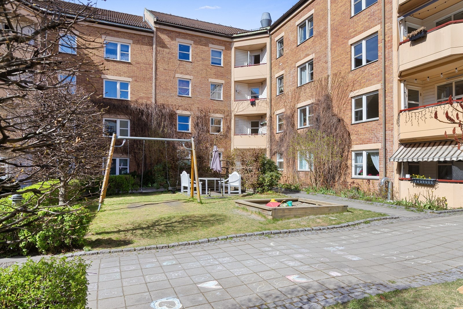 Felles gårdsrom med grønne soner, oppholdsplasser og lekeareal Galleribilde