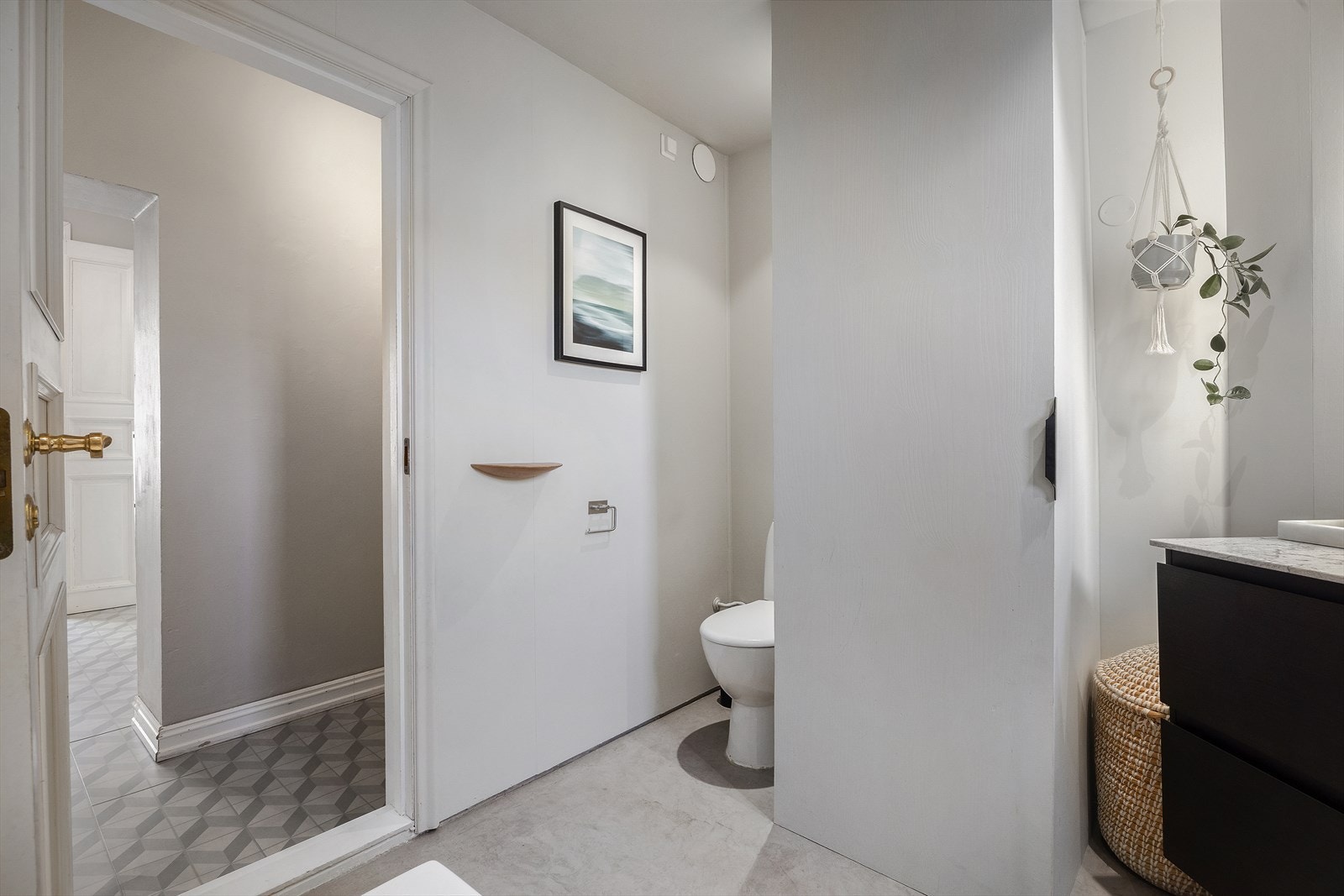 Smart snekkerbygd skap for å skjule vaskemaskin, vaskeartikler og annet som holder badet enkelt rent og ryddig Galleribilde