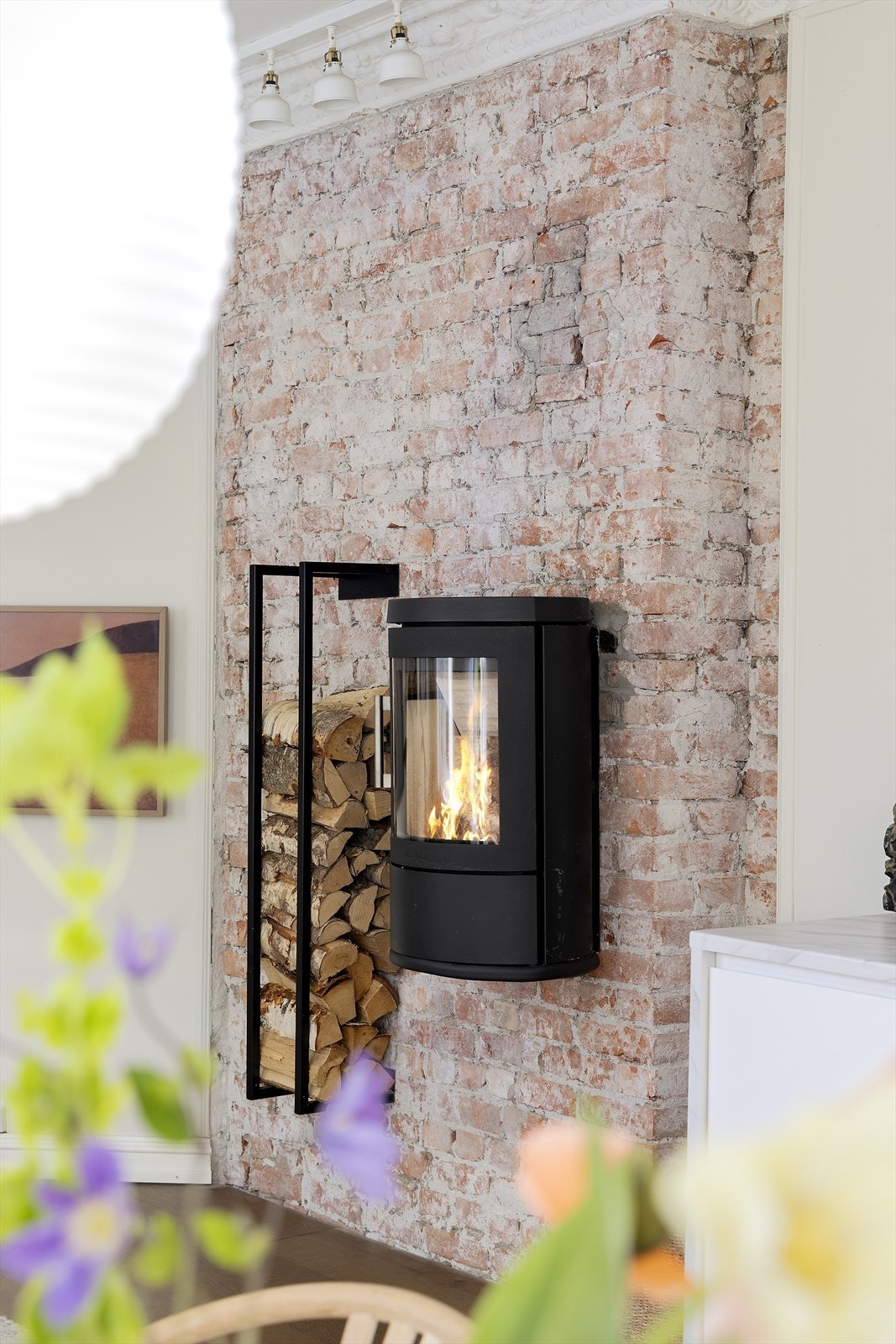 Vedovnen er et meget koselig samlingspunkt om vinteren. Den bidrar både med varme og et tydelig blikkfang i rommet. Satt inn i 2021 og pipeløp er renovert i 2015 Galleribilde