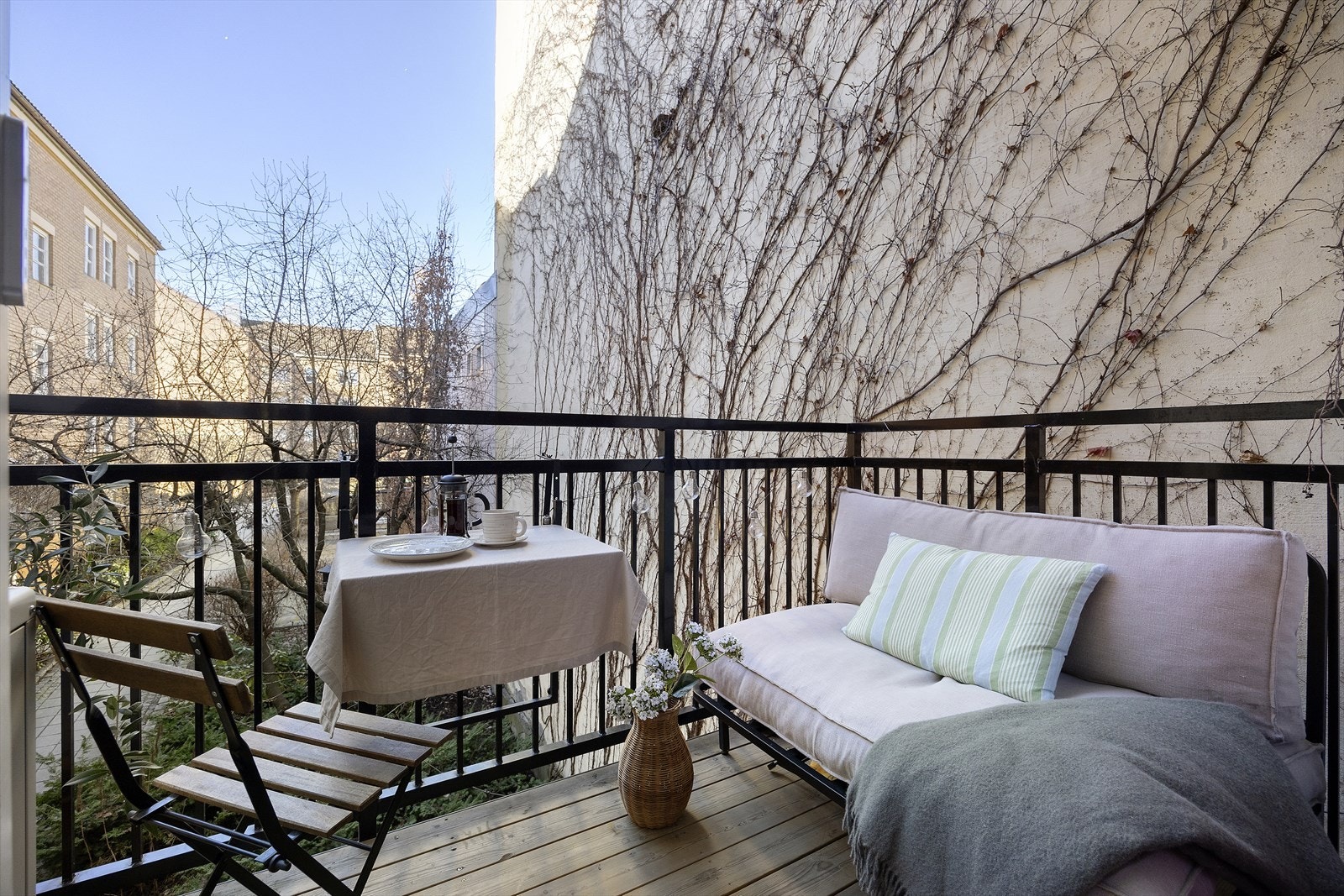 Vestvendt balkong på ca. 4 m² med sol fra 13-19 om sommeren. Plass til sittegruppe og grill! Lun beliggenhet mot gårdsrommet. Galleribilde