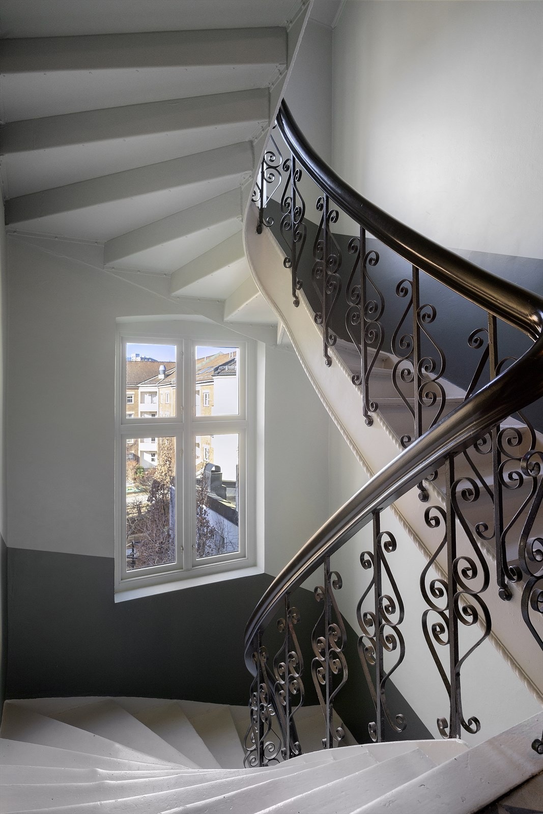 Nydelig og klassisk oppgang i bygget som er opplyst pusset opp i 2022 Galleribilde