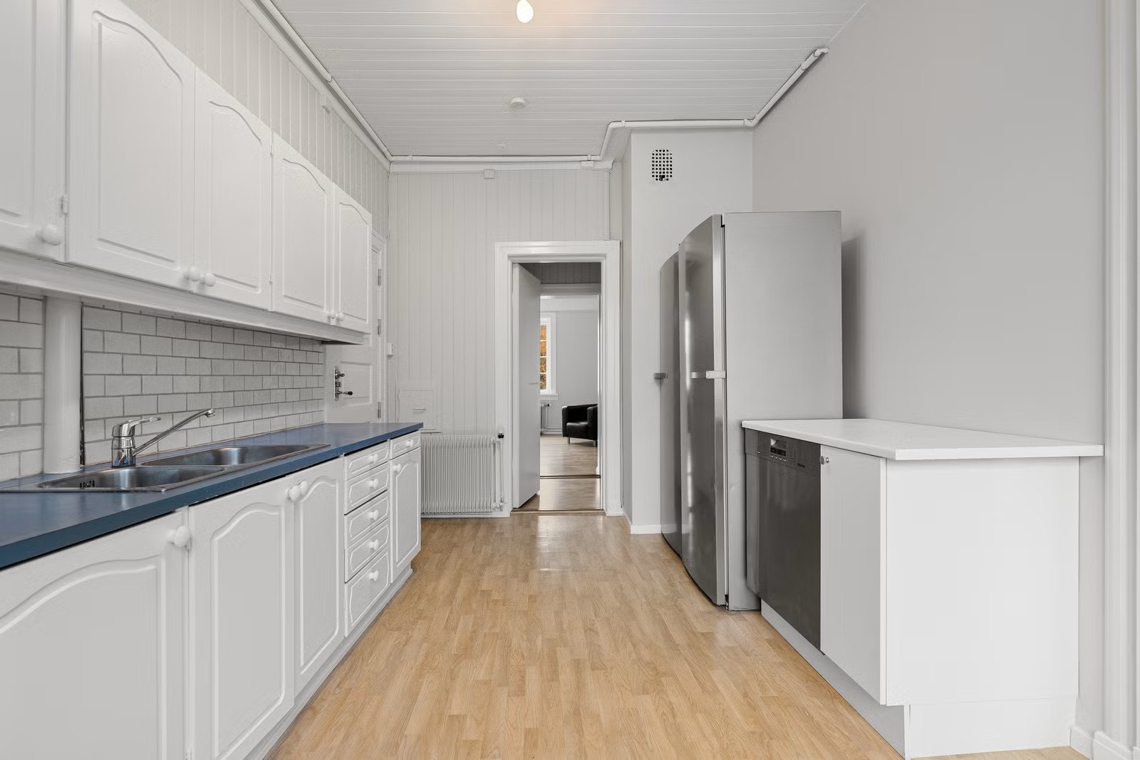 Kjøkken med mye skap- og benkeplass. Galleribilde