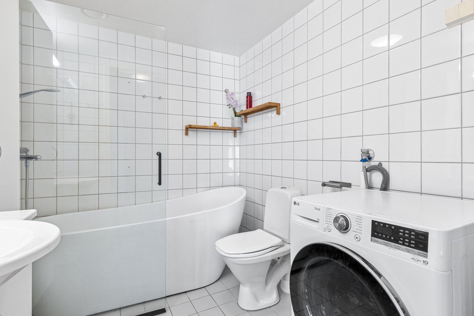 Frittstående badekar og gulvmontert toalett. Galleribilde