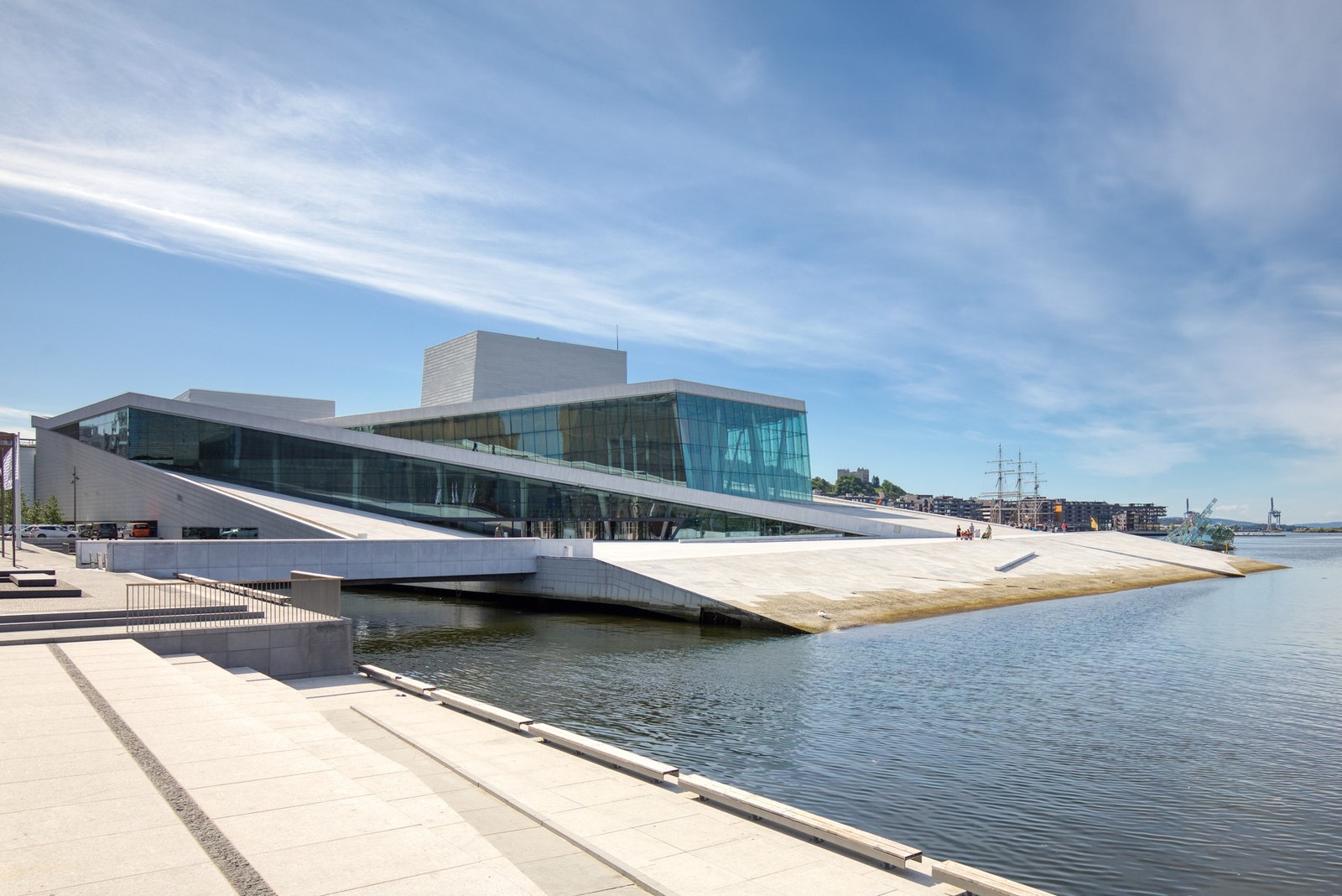 Kort vei til Operaen - byens stolthet for musikk, teater og arkitektur. Galleribilde