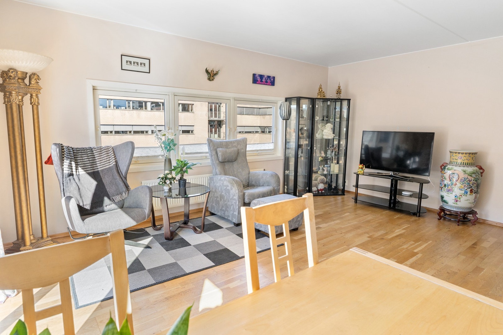 Stuen har en fin planløsning med plass til romslig sofagruppe og mediemøblement. Galleribilde