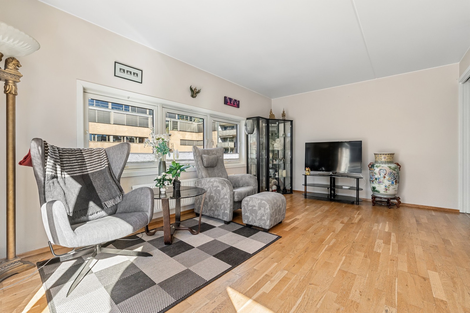 Lys, luftig stue med store vindusflater som gir gode, innvendig lysforhold ved at leiligheten er beliggende i byggets toppetasje. Galleribilde