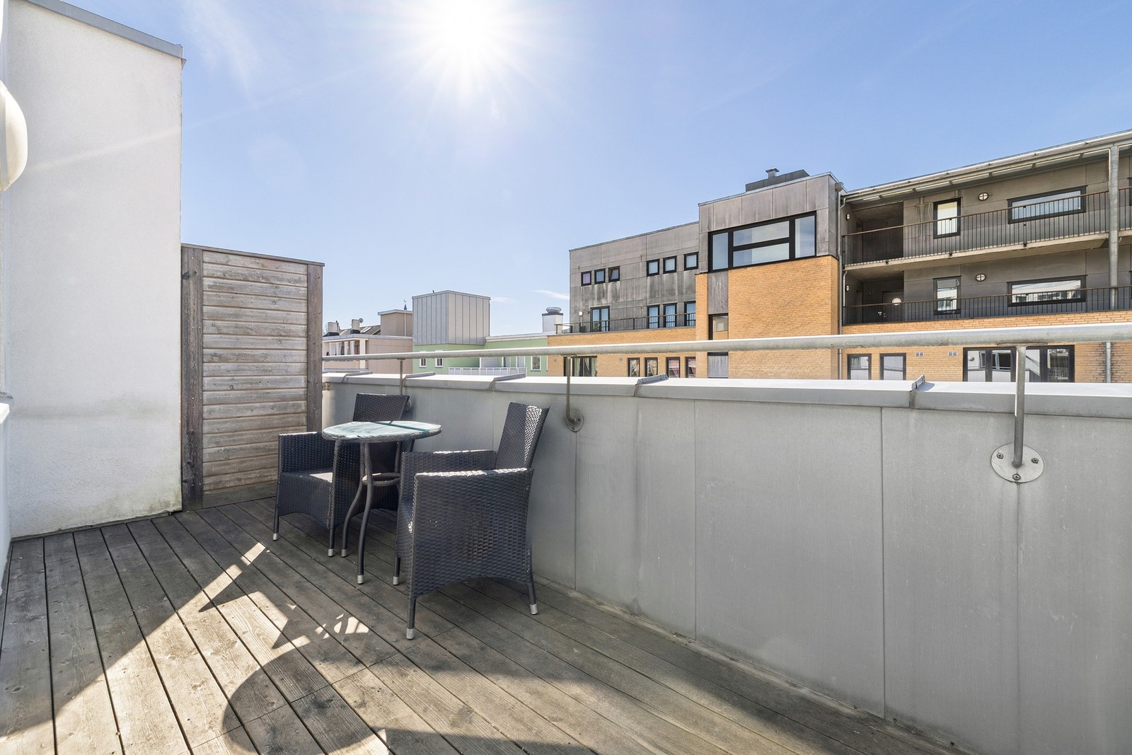 Romslig 2-roms toppleilighet med 9 m² balkong mot indre gårdsrom! Bygg fra 2003, heis, parkeringsplass og varmtvann inkl.
Foto: Aakermann Photography, fotograf: André Aakermann. Galleribilde