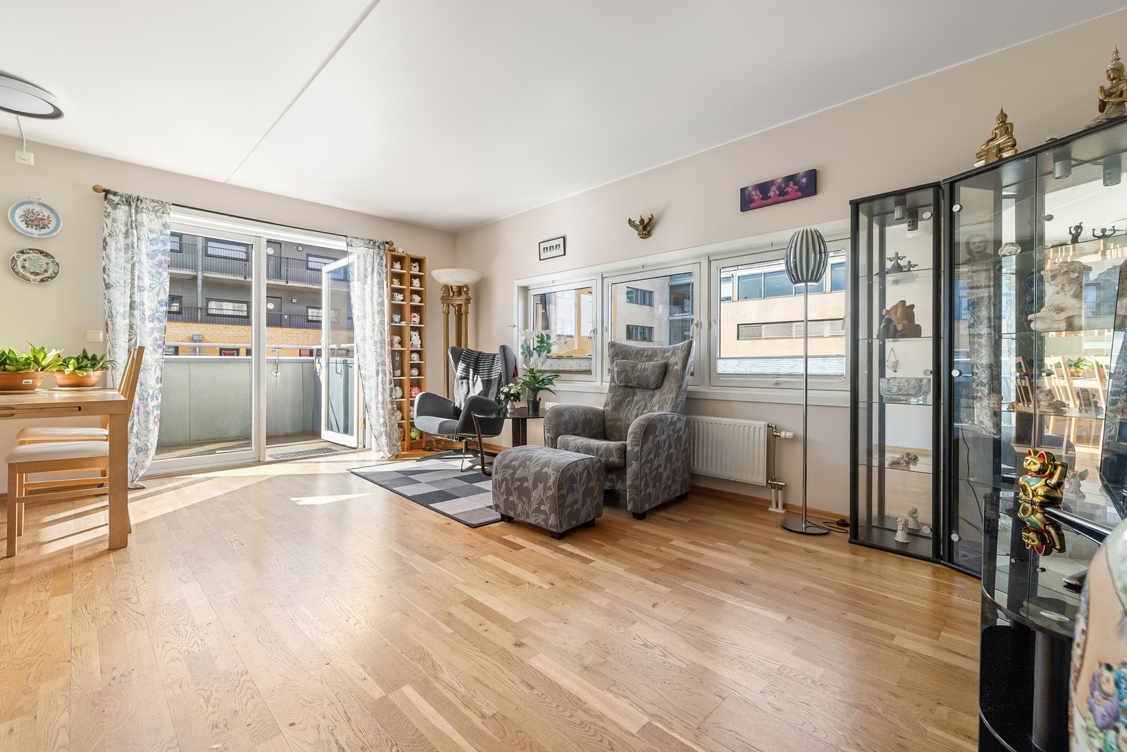 Bygget er nytt fra 2003 og har dermed fasiliteter som heis, varmtvann & fyring inkludert, samt garasjeplass. Galleribilde