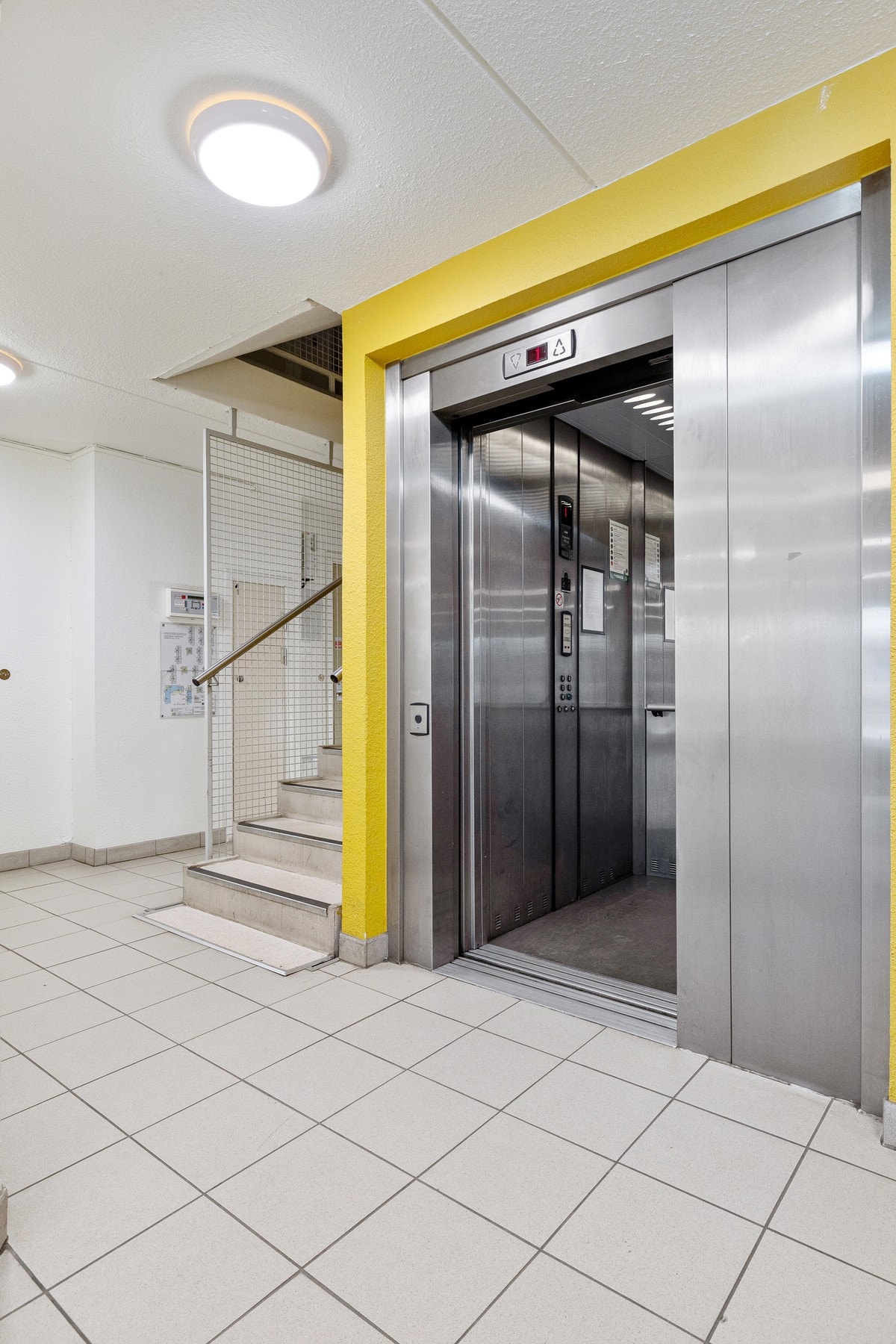 Enkel heisadkomst direkte til etasjen, som gjør boligen lett tilgjengelig. Galleribilde