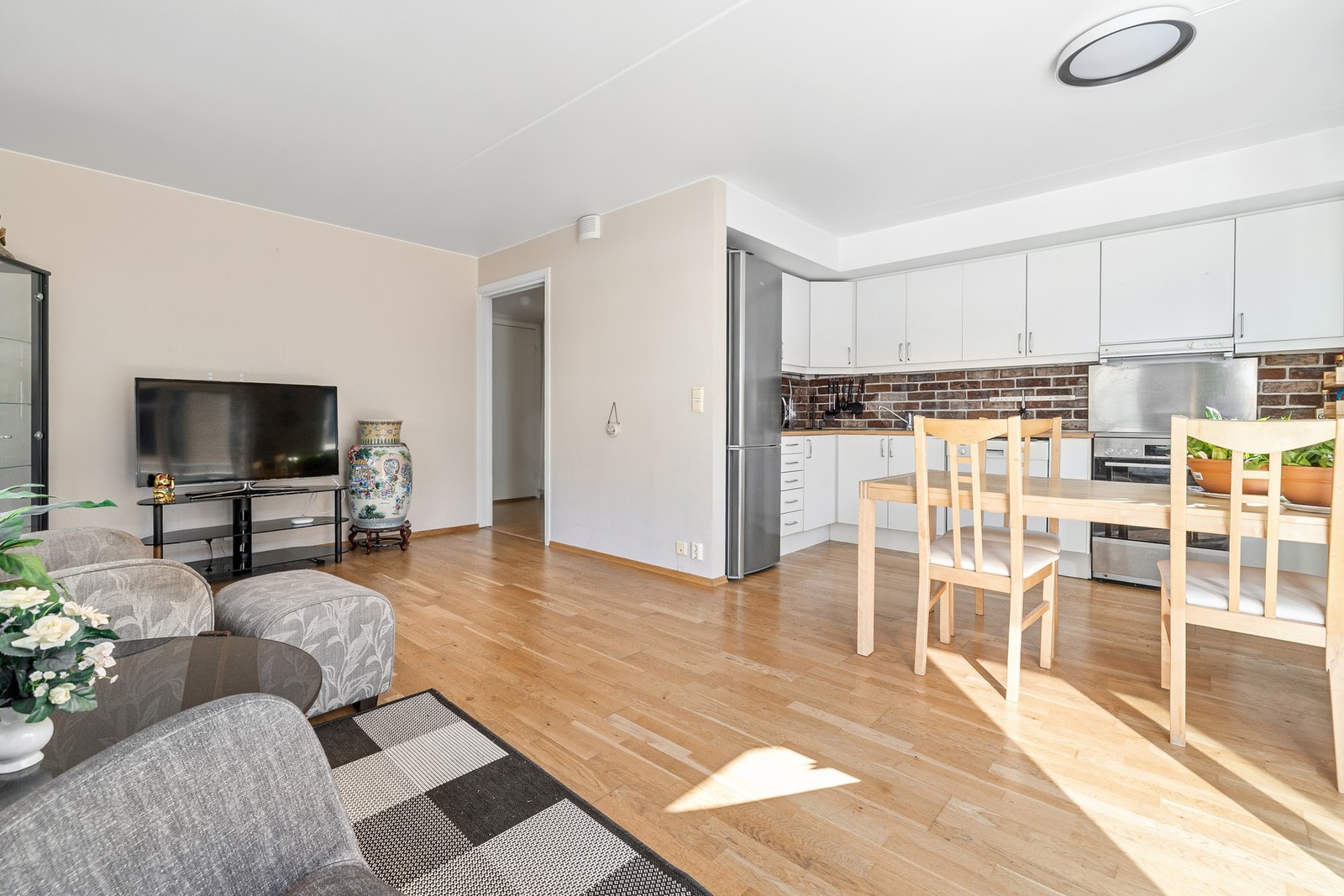 Kjøkkenet ligger i delvis åpen løsning til stuen og skaper en åpen og sosial planløsning. Galleribilde