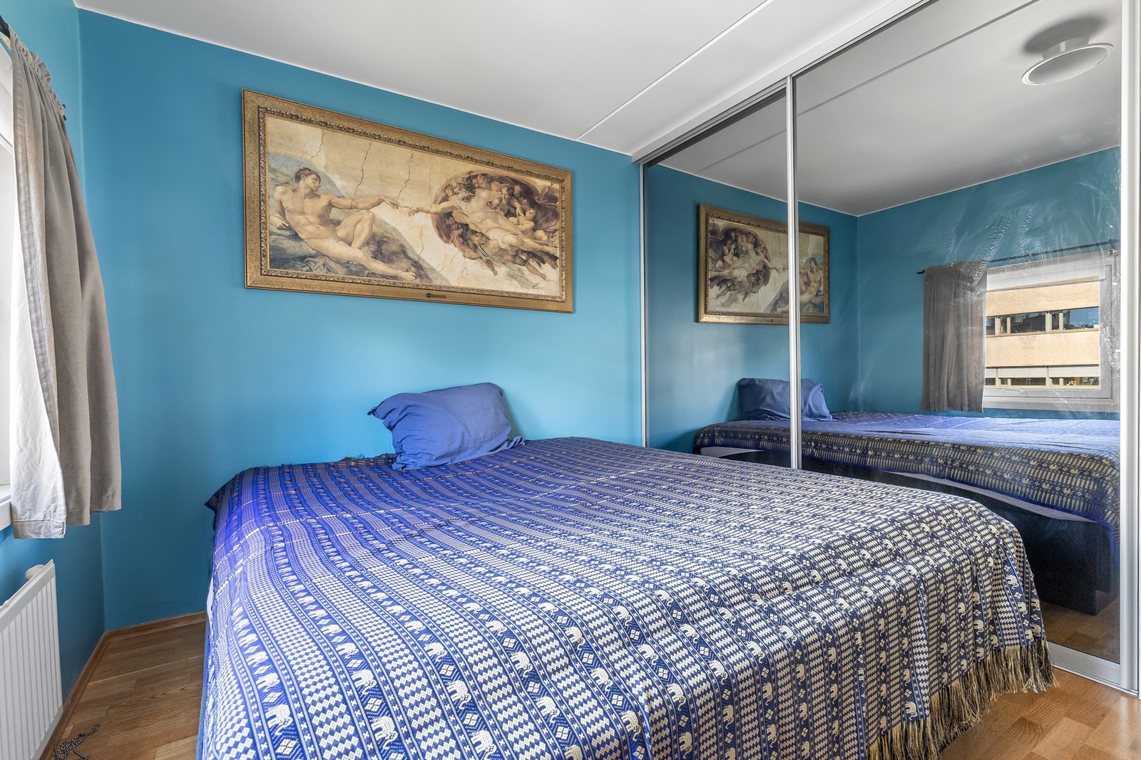 Det er satt inn rikelig med skyvedørsgarderobe til oppbevaring. Galleribilde