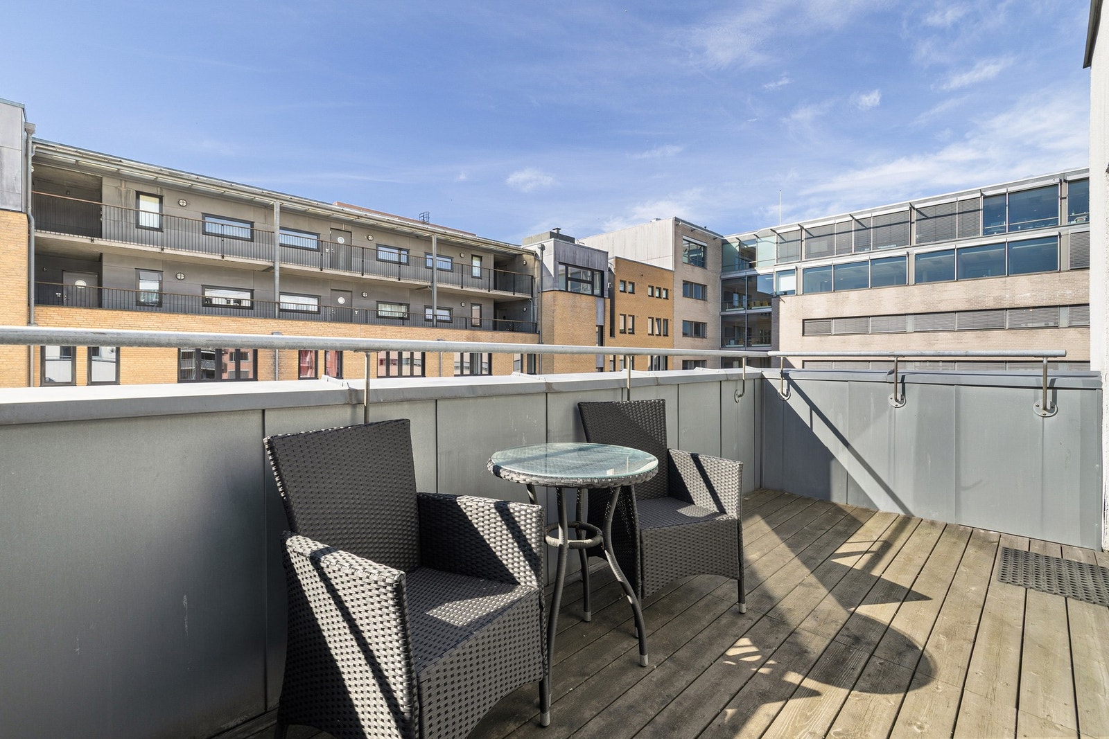 Nydelig vestvendt terrasse på ca. 9 m². Galleribilde