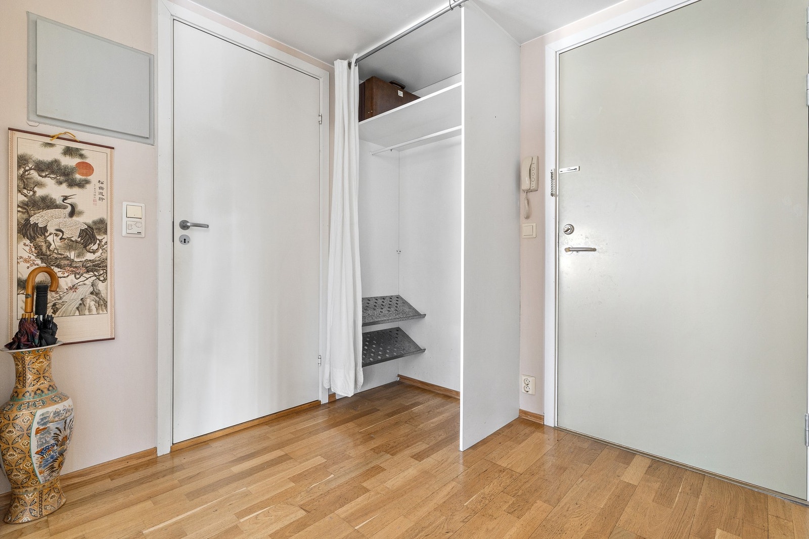 Entreen er også av god størrelse. Garderobeskap med oppbevaring av sko og annet yttertøy. Galleribilde