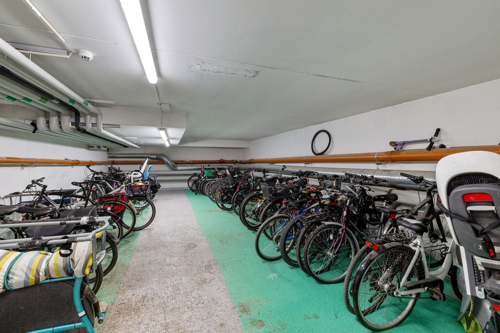 Flott sykkelparkering til beboerne. Galleribilde